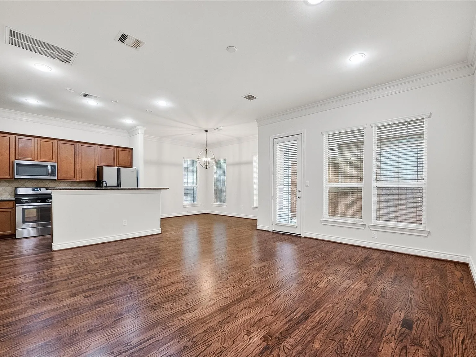 3 bed, 3.5 bath, 2371 sqft, $2,800 — Photo 3