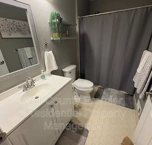 60 Versailles Ct — Photo 13
