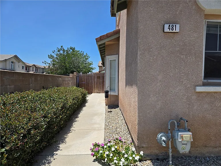 481 Pinewood — Photo 2