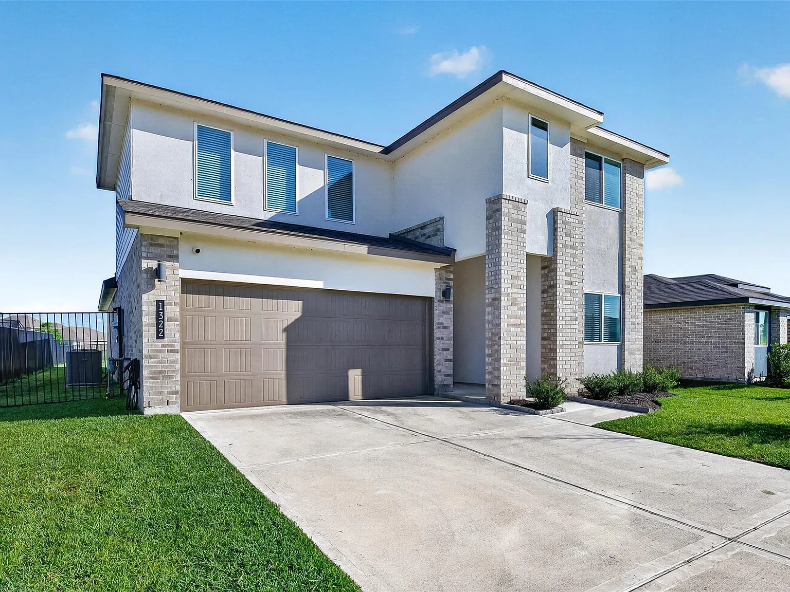 4 bed, 2.5 bath, 2299 sqft, $2,700 — Photo 3