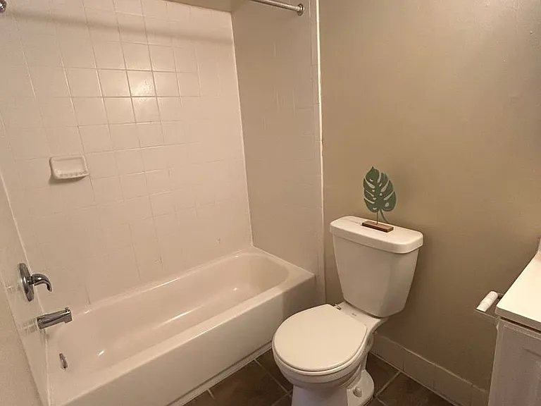 HOLLY GARDEN APARTMENTS — Photo 12