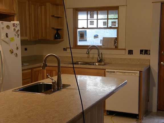 kitchen island w/prep sink
