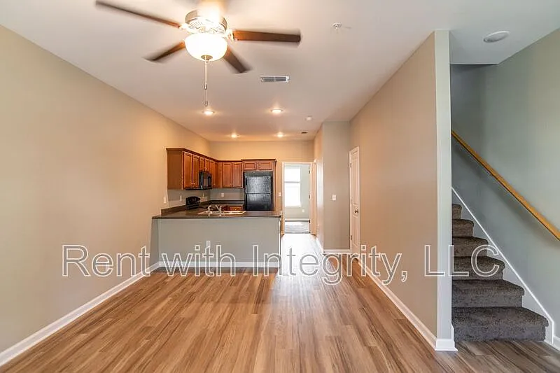3 bed, 3.0 bath, 1280 sqft, $1,495 — Photo 2