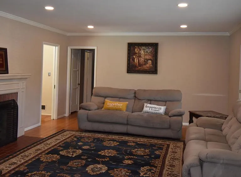 841 W Roses Rd — Photo 3