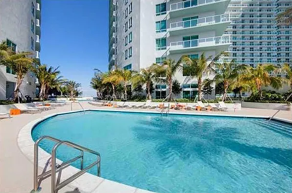 1900 N Bayshore Dr #18 — Photo 3