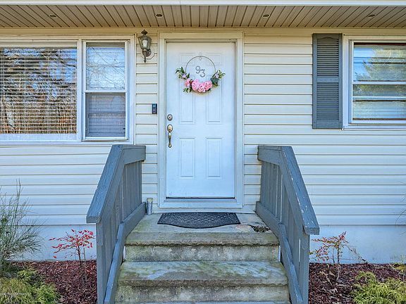2nd image of 93 Serpentine Dr E
