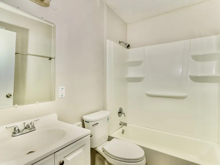 521926_028_bathroom_13601943.jpg