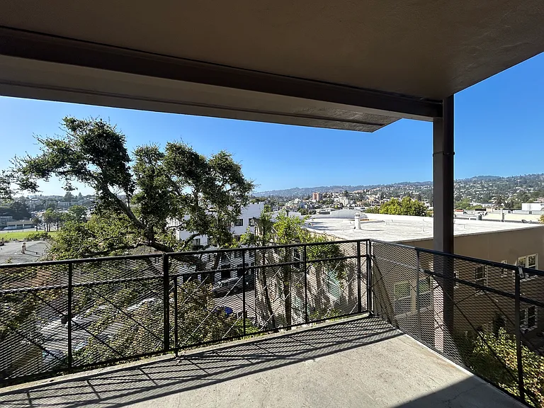 581 Merritt Ave — Photo 7