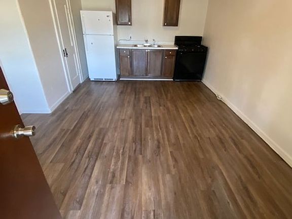 2nd image of 812 W 16th St #10