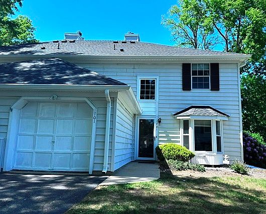 3rd image of 1701 Buckingham Cir