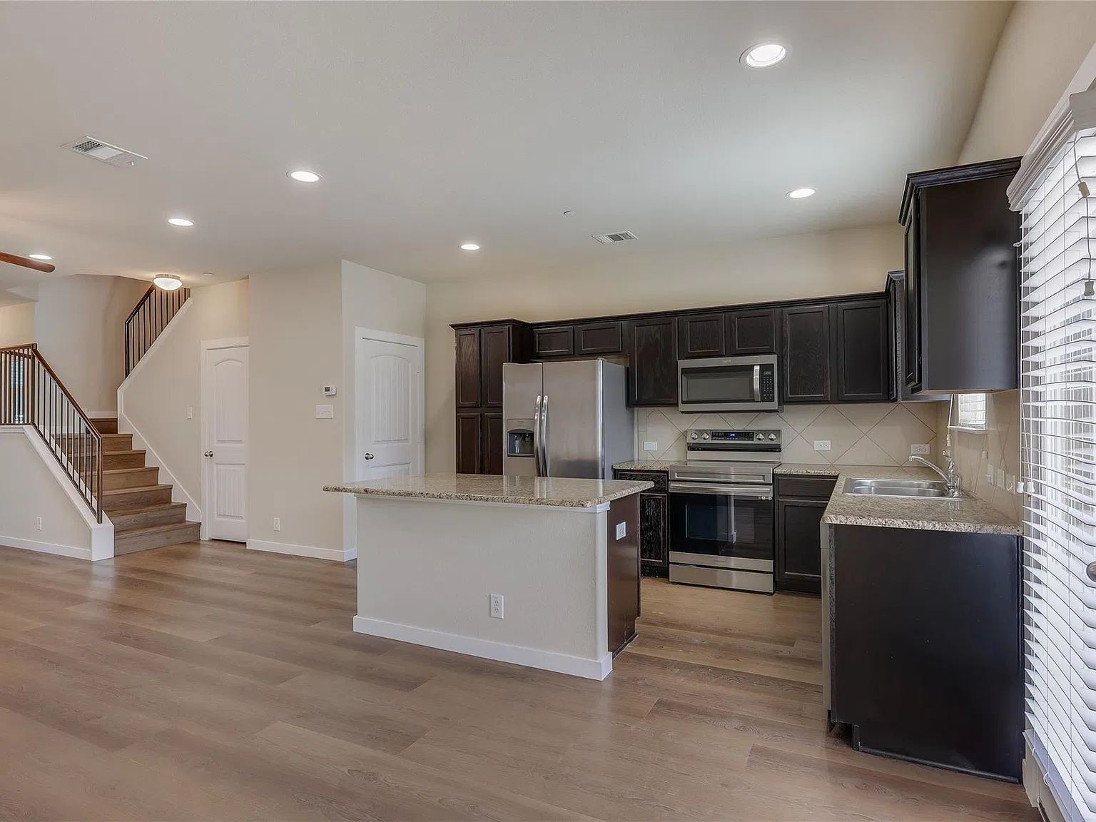4 bed, 2.5 bath, 1610 sqft, $1,995 — Photo 4