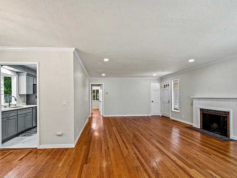 1087 Lariat Ln — Photo 4