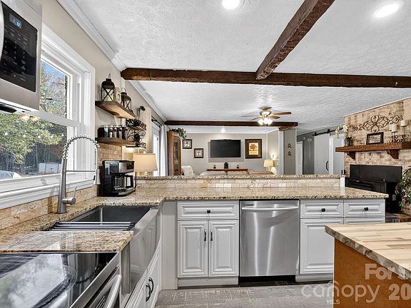 5th image of 3306 Christie Rd