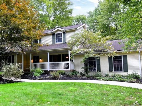 8275 Pebble Creek Ct, Chagrin Falls, OH 44023
