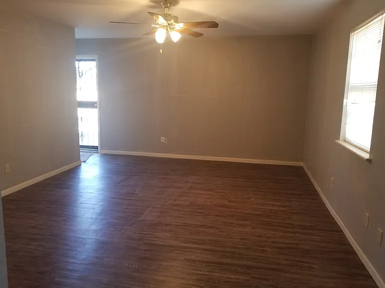 3600 Hawthorne Dr — Photo 2