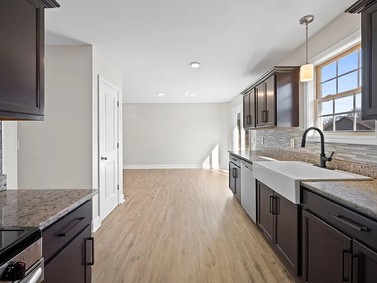 1385 Sussex Dr — Photo 11