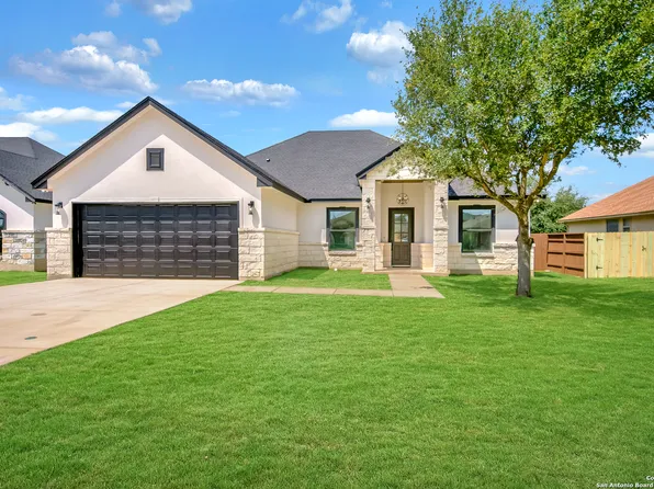 15613 Fox Ln, Selma, TX 78154