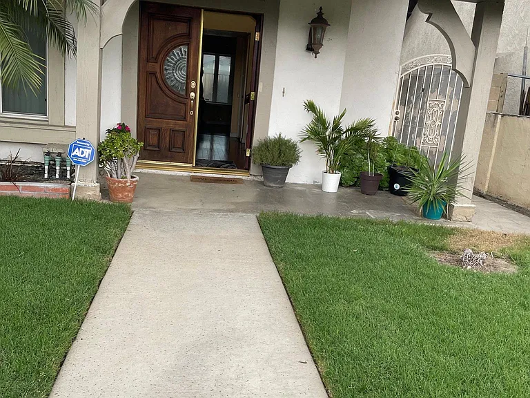 From front yard to front door entrance