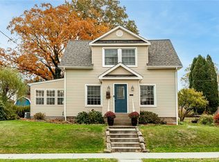 320 Edgewood Ave, Grove City, PA 16127