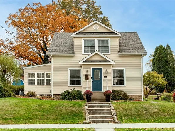 320 Edgewood Ave, Grove City, PA 16127