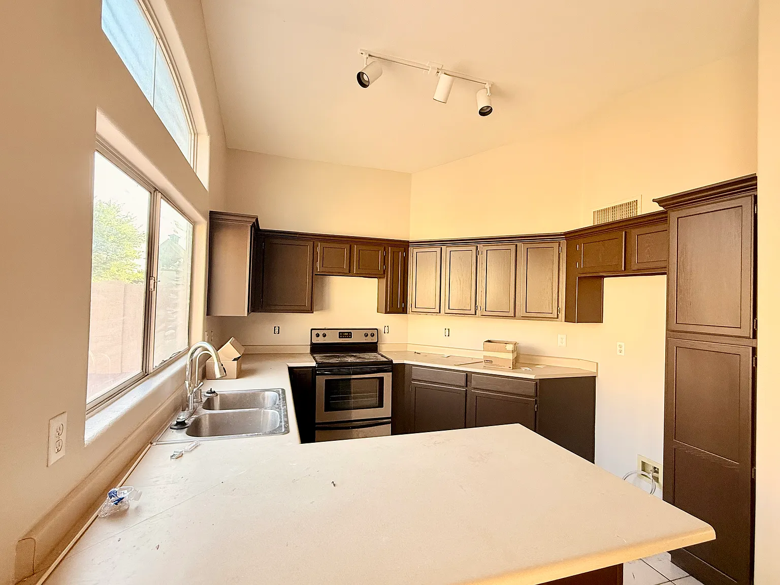 3 bed, 1350 sqft, $2,225 — Photo 4