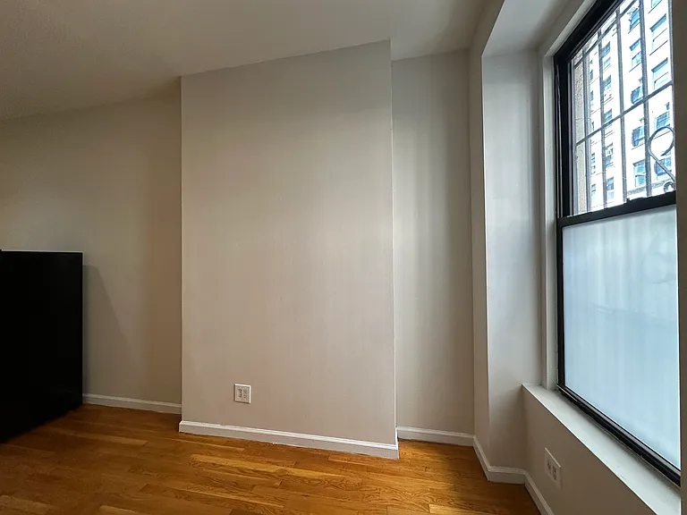 346 W 36th St #1F — Photo 8