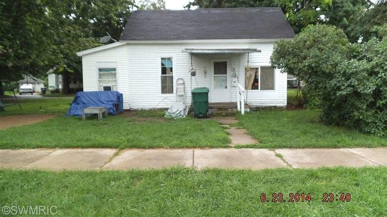 1st image of 126 E Railroad St