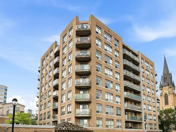 140 Bathurst St #103, Toronto, ON M5V 3N8