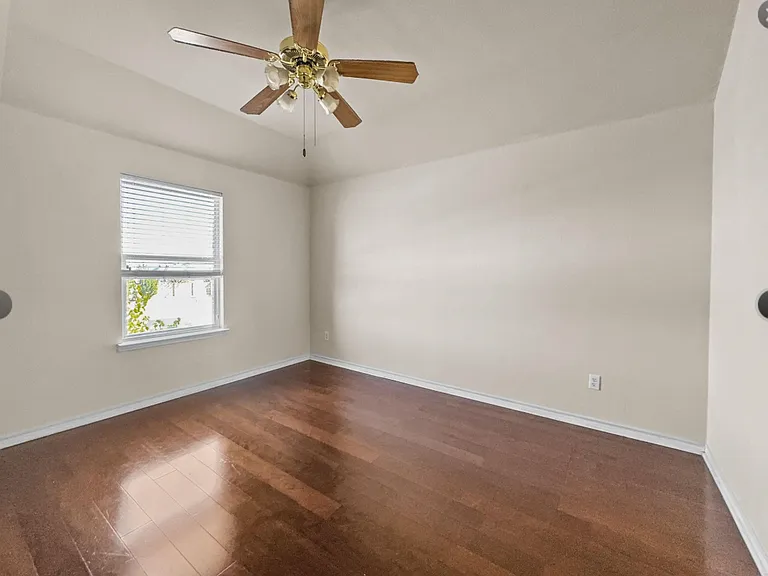5530 Greensboro Dr — Photo 2