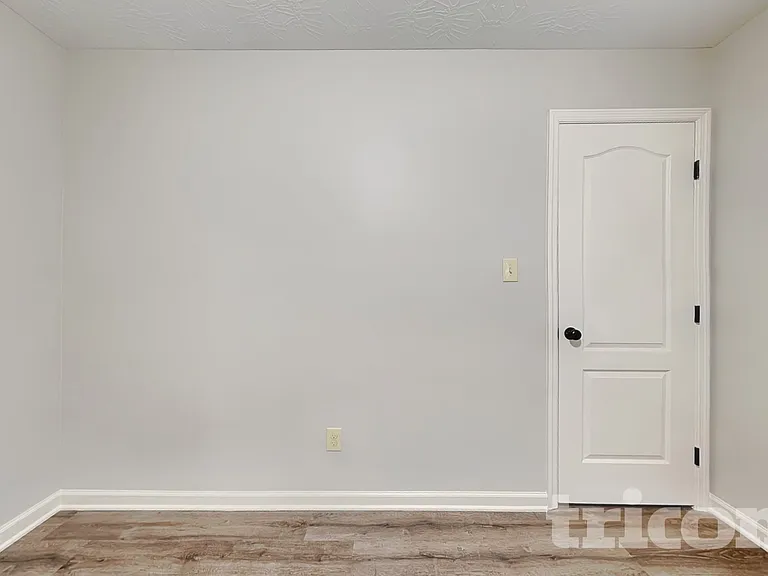 8015 Battle St — Photo 10
