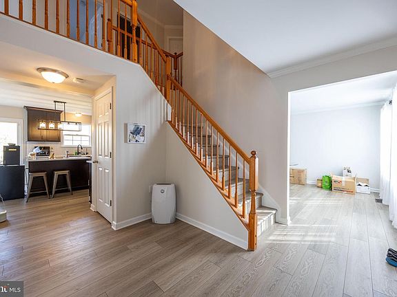 5th image of 112 Equinox Way W