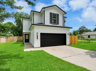 1105 E Kyle Rd, Clute, TX 77531