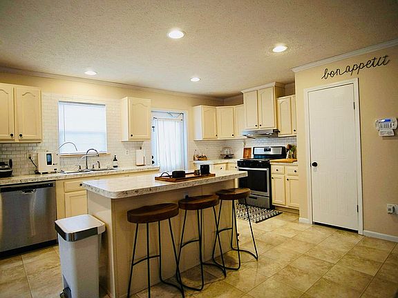 3rd image of 6167 Bentwood Cir E