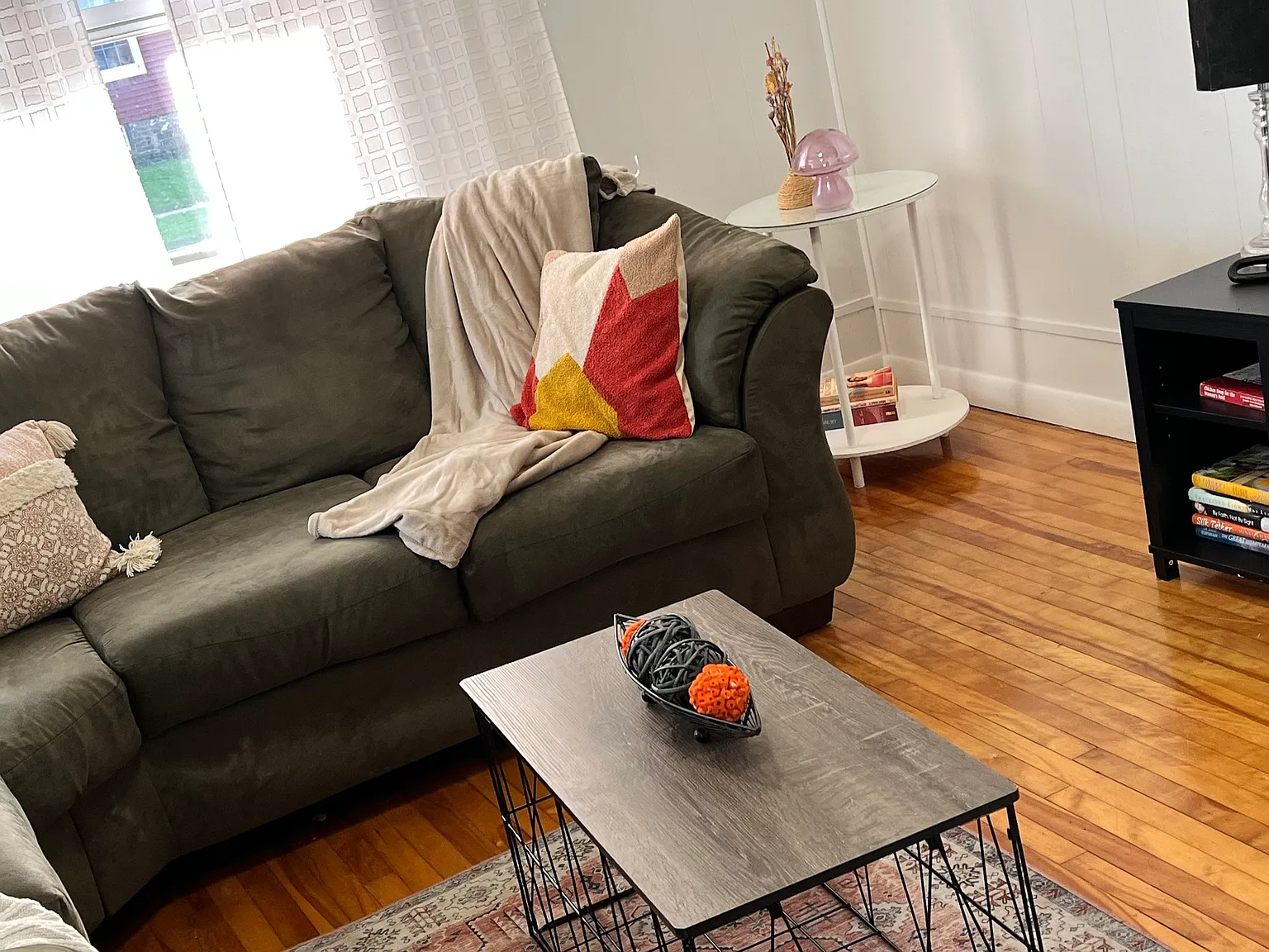 3 bed, 1.5 bath, 1250 sqft, $2,300 — Photo 2