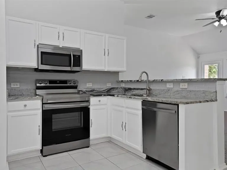 1002 Manassas Dr — Photo 11