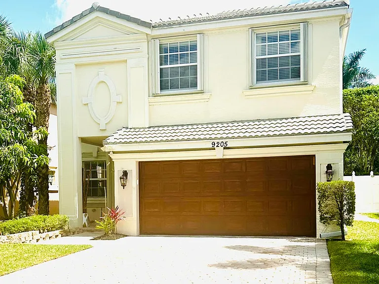 9205 Dupont Pl — Photo 2