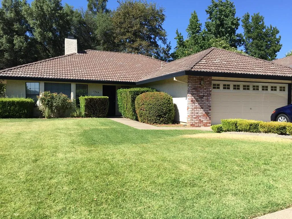 1740 Vega St photo 1