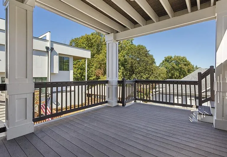 546 Highland Ave NE — Photo 36