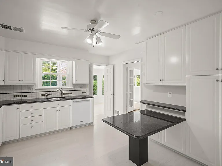 7109 Radnor Rd — Photo 10