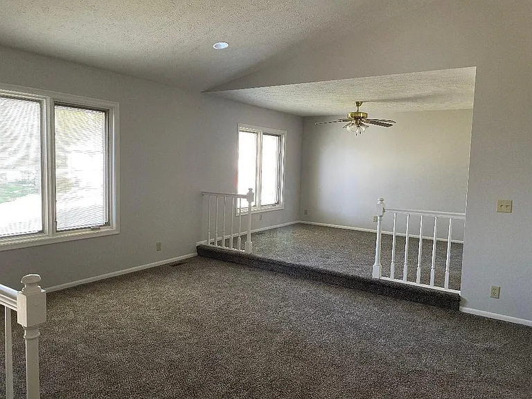 7909 Laurel Ct — Photo 3