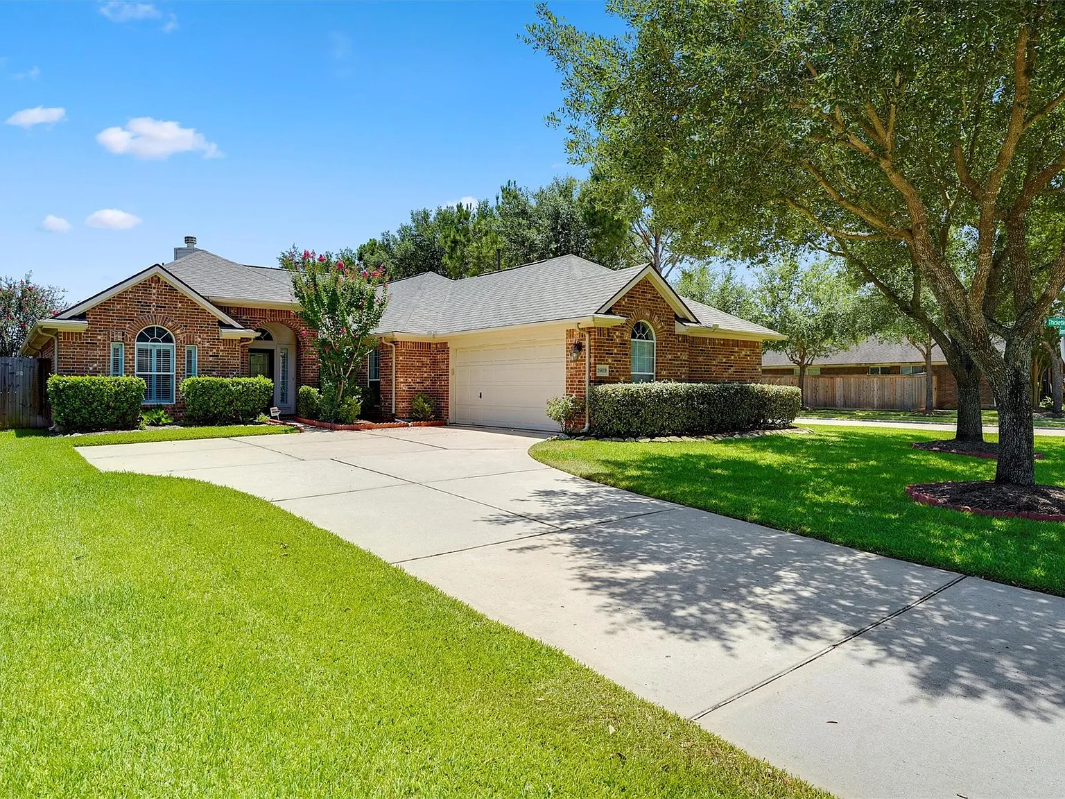 3 bed, 2.0 bath, 2304 sqft, $2,650 — Photo 3