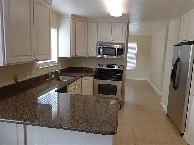 7 bed, 3.0 bath, 2617 sqft, $2,700 — Photo 2