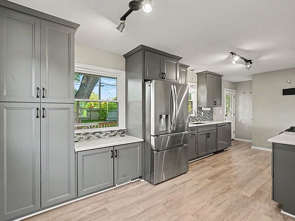 4th image of 950 22nd Ave NW
