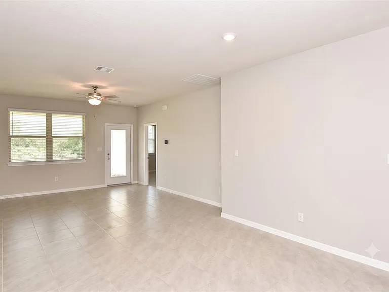 241 Serpens St — Photo 6