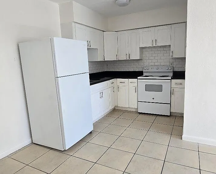 1290 NE 142nd St #10 — Photo 2