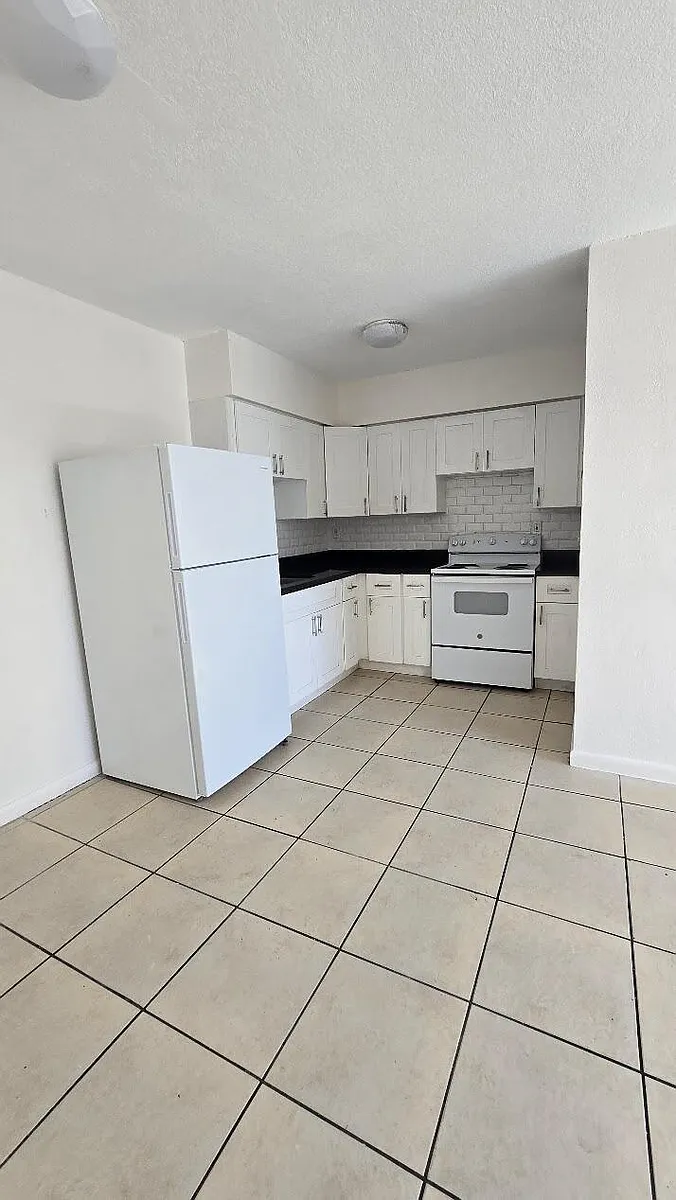 Building Photo - 1290 NE 142nd St #10
