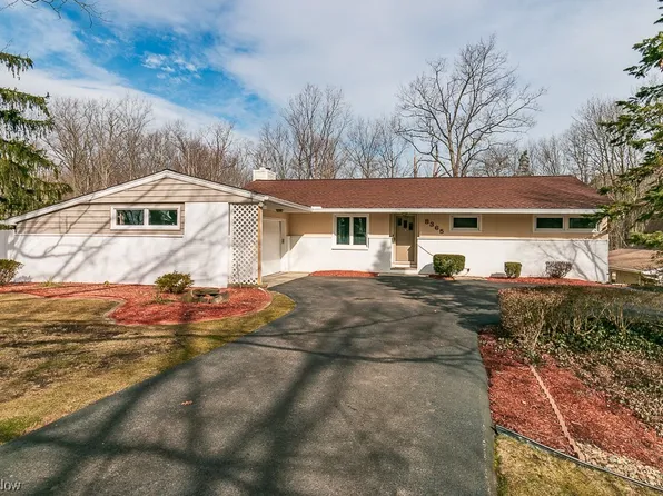 8365 N Locust Dr, Kirtland, OH 44094