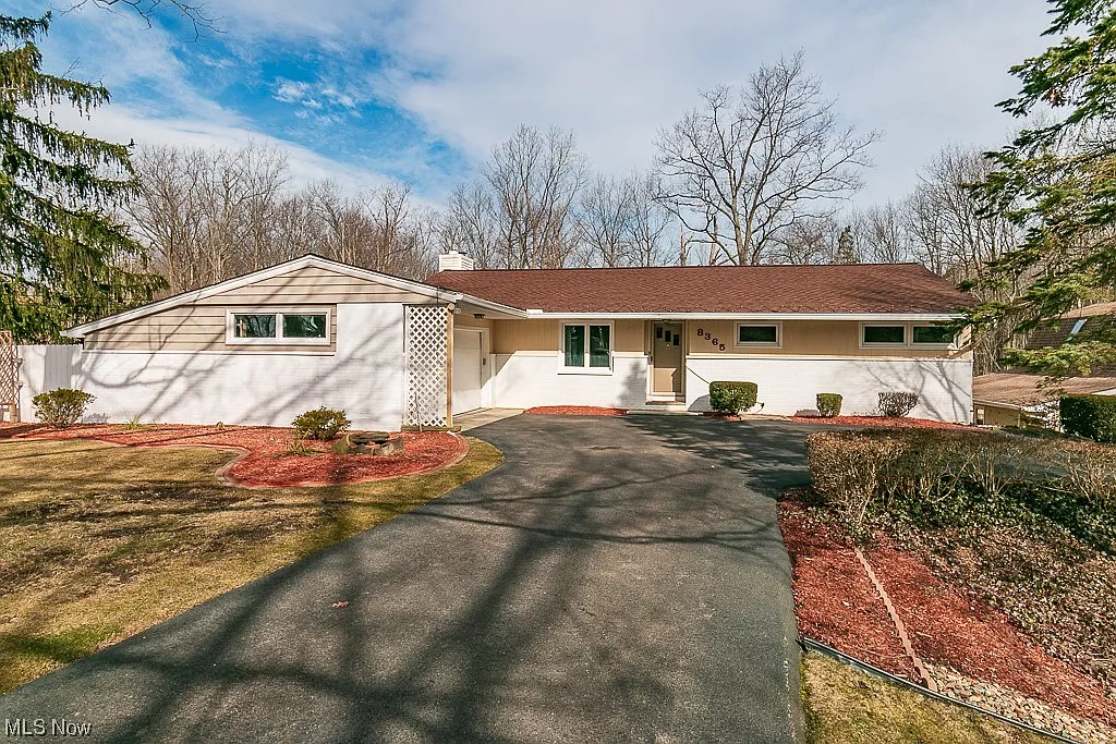 8365 N Locust Dr photo 1