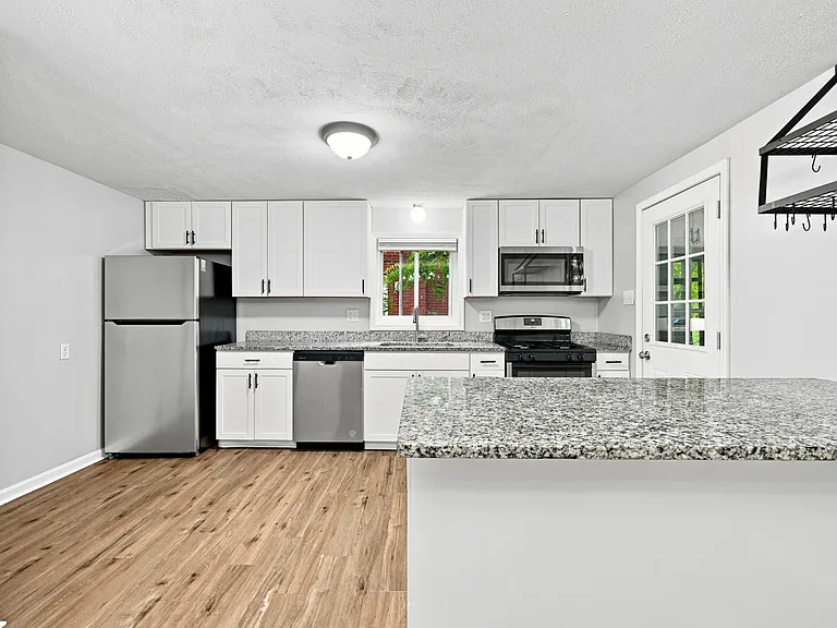 56 Pointview Rd — Photo 12
