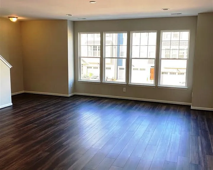 1013 Larabee Ln — Photo 6